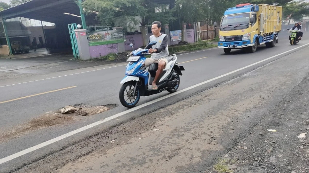 Baru Diperbaiki, Jalan Cikoneng Berlubang Lagi