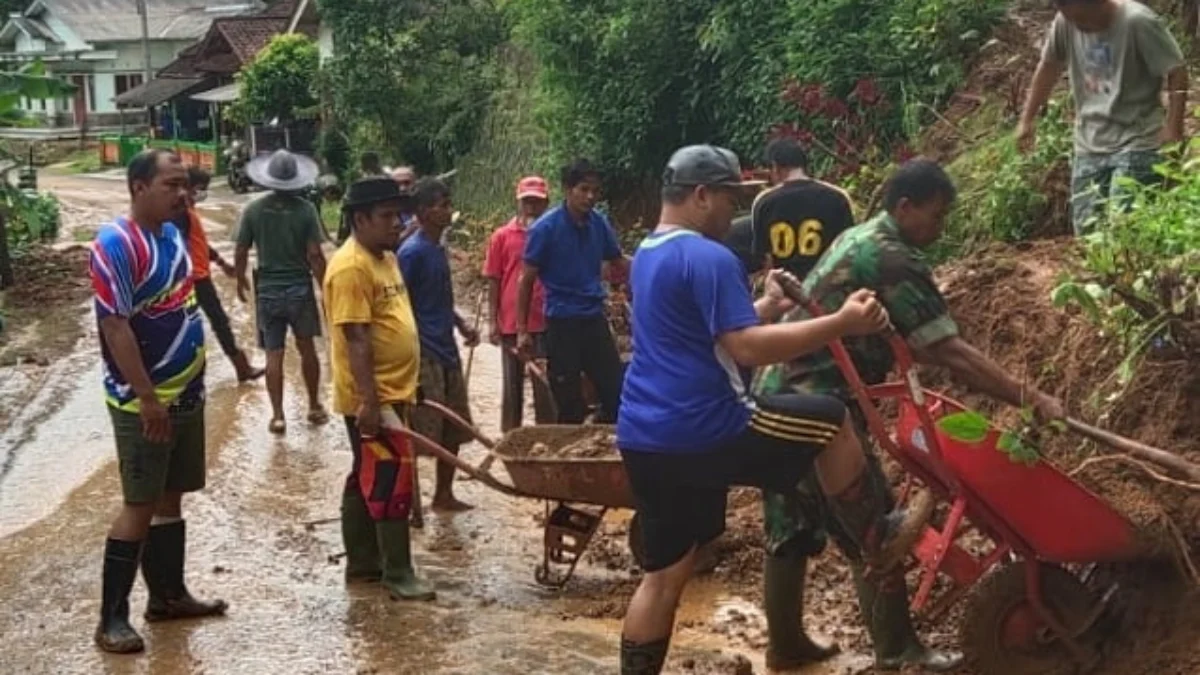 Jalan Karangjaya Sempat Tertutup Longsor