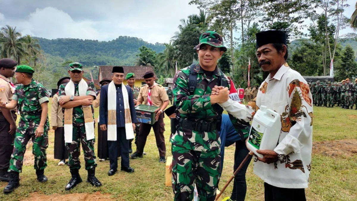 Menyulap Jalan Berbatu, Perbaiki Rumah Tak Layak