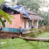 Angin Kencang Rusak Tiga Rumah