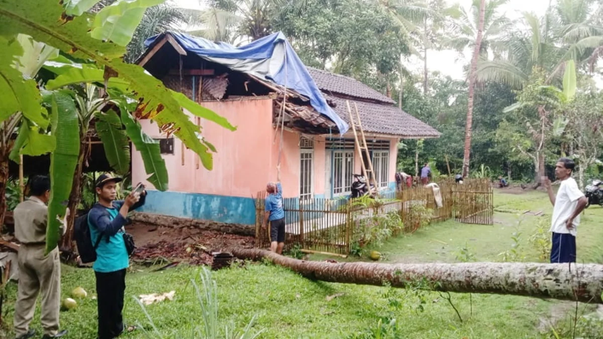 Angin Kencang Rusak Tiga Rumah