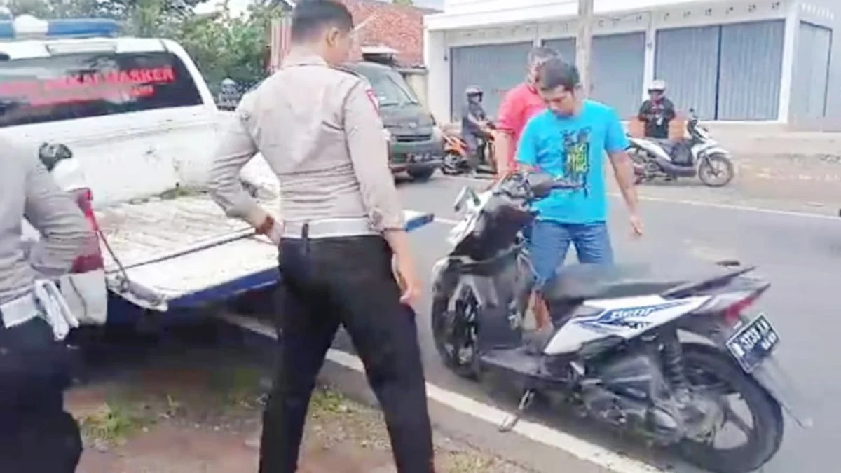 Melaju Kencang, Pemotor Tewas Tabrak Boks