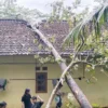 Angin Kencang Rusak Tiga Rumah