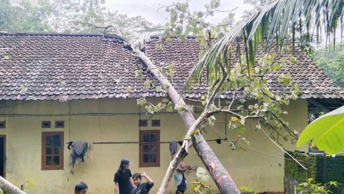 Angin Kencang Rusak Tiga Rumah