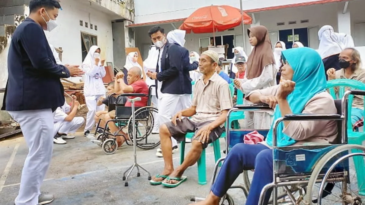 Mahasiswa Hibur Para Lansia