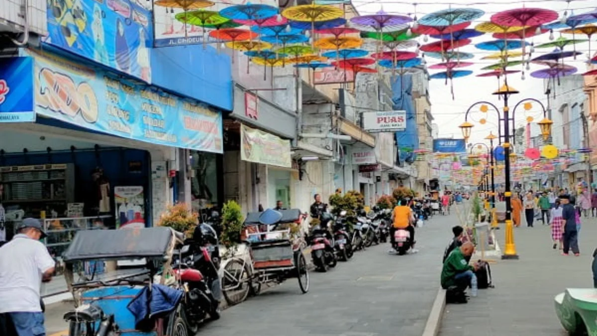 Lajur Kendaraan Jadi Parkir Becak