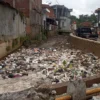 Sampah Numpuk di Sungai Ciparay