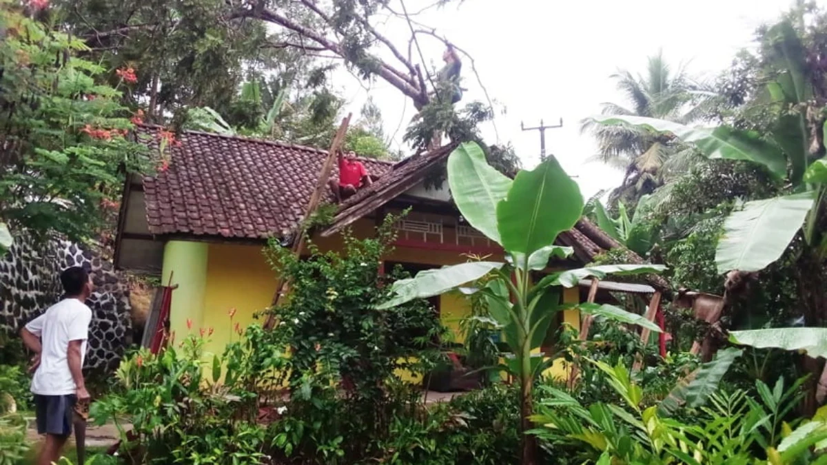 2 Rumah Rusak Diterjang Angin