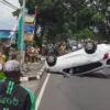 Tidak Fokus, Mobil Siswa SMAN 1 Cihaur Terbalik