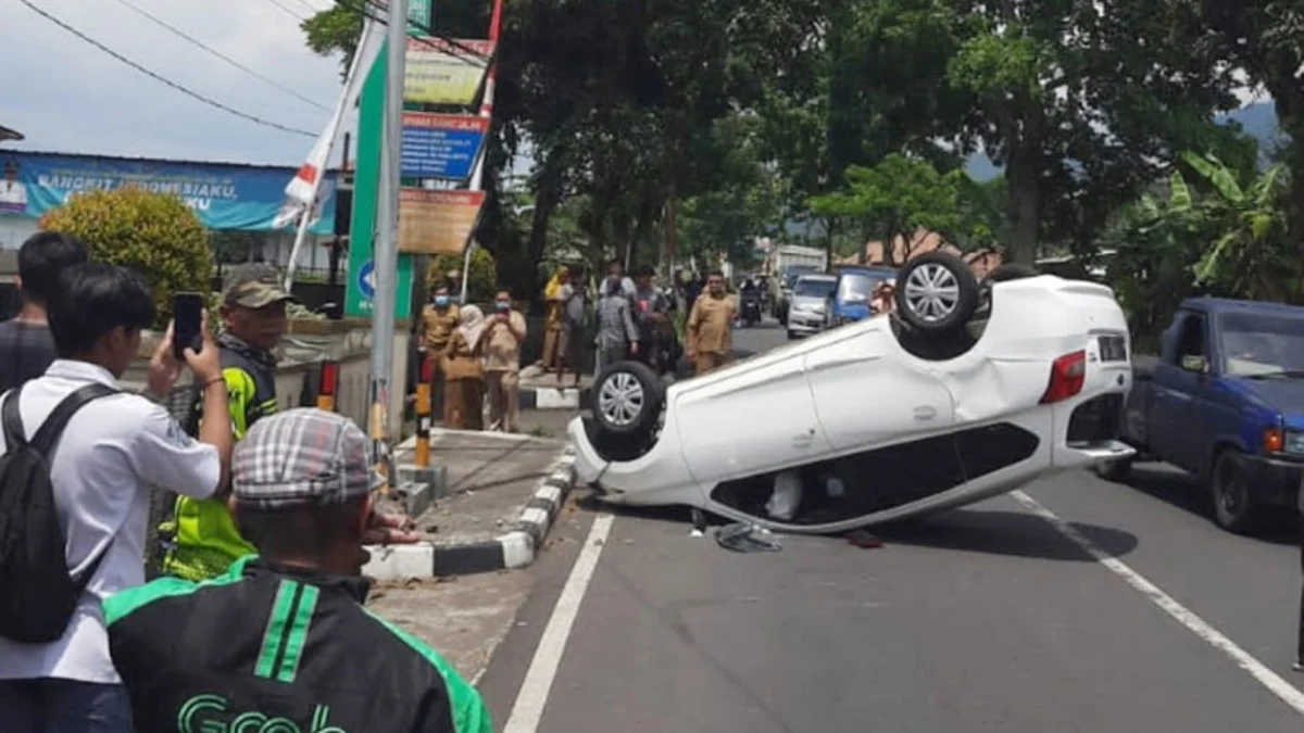 Tidak Fokus, Mobil Siswa SMAN 1 Cihaur Terbalik