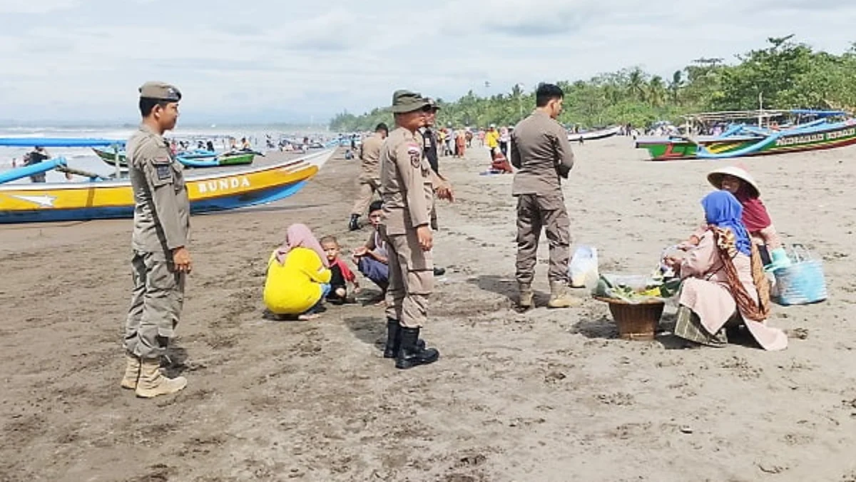 Pedagang Asongan Dilarang ke Bibir Pantai