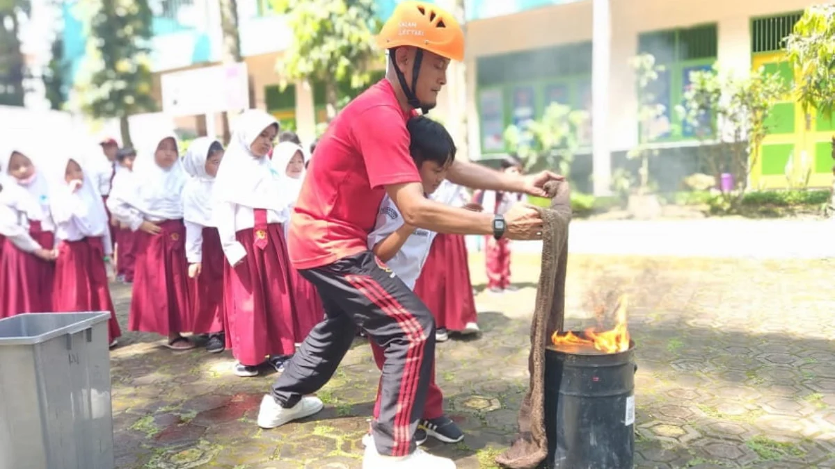 Siswa dan Guru Al Azhar Dilatih Tanggap Bencana