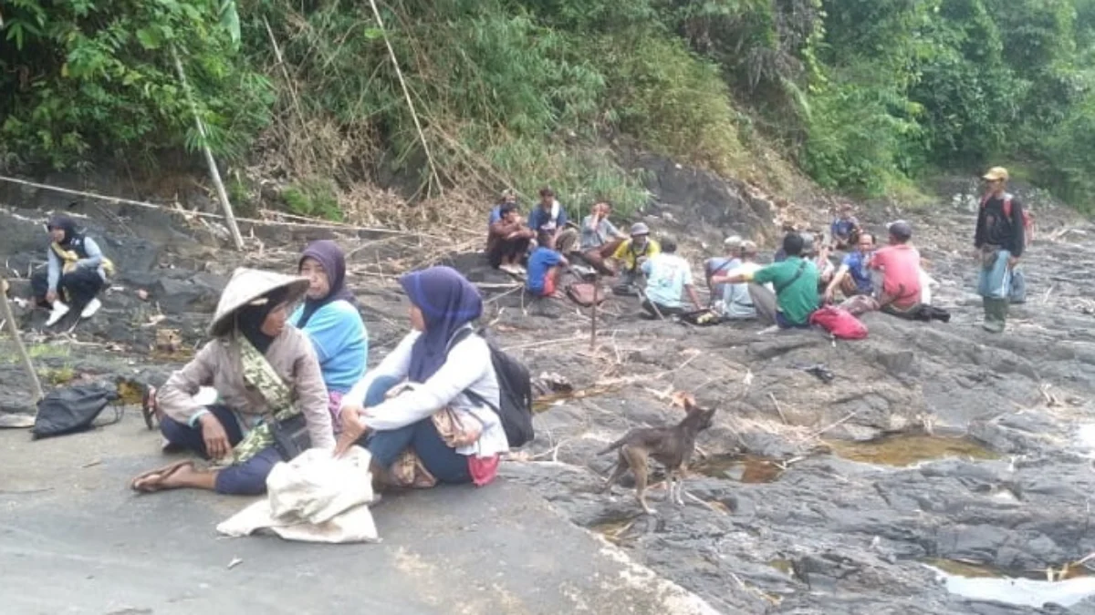 Warga Perbaiki Jalan Penghubung Dua Desa