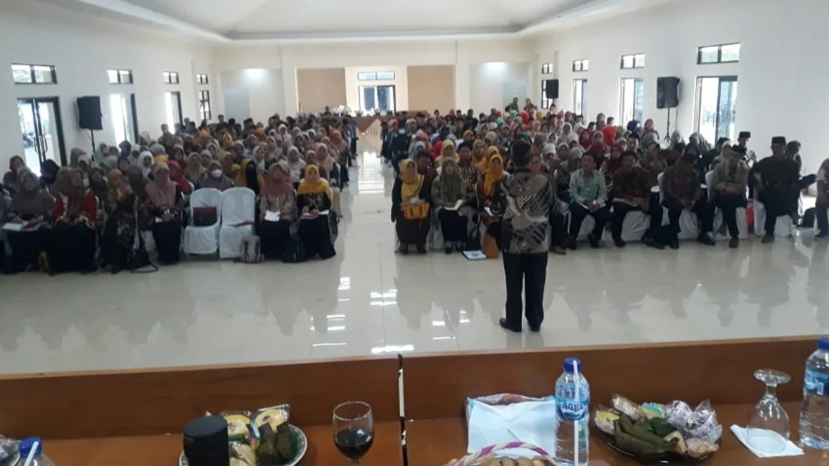 SOSIALISASI. Sekretaris Dinas Pendidikan dan Kebudayaan Kabupaten Tasikmalaya Opan Sopian SPd MPd MSi sosialisasikan dua permendikbud kepada kepala dan bendahara sekolah di wilayah Kecamatan Ciawi, Sabtu (4/2/2023). FOTO: DOKUMENTASI DINAS PENDIDIKAN DAN KEBUDAYAAN KABUPATEN TASIKMALAYA