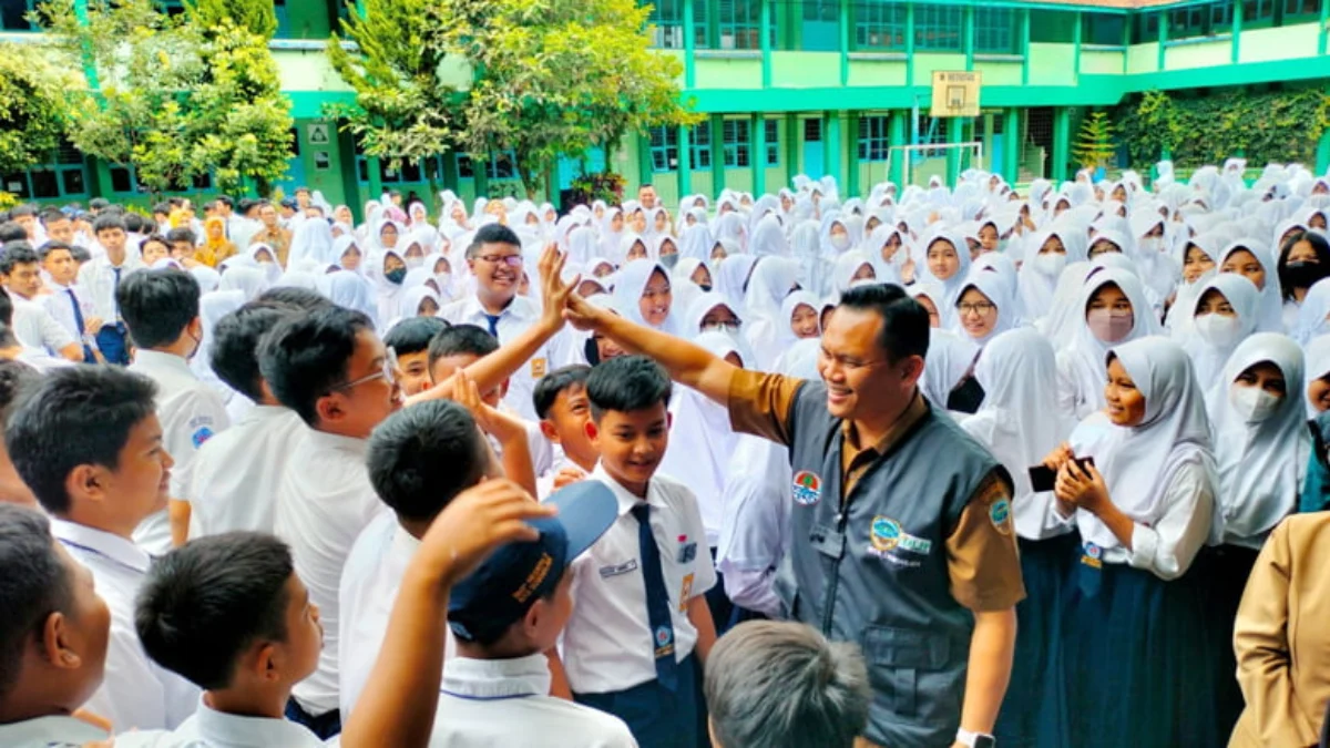 Pj wali kota tasikmalaya Cheka Virgowan syah memberi pengarahan soal sampah kepada pelajar.