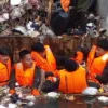 aksi komunitas kalangsari pride bersih-bersih sampah di sungai cimulu