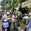 Brigif Raider 13/Galuh Rahayu berbagi makanan takjil kepada masyarakat di depan markasnya, Jumat (31/3/2023).