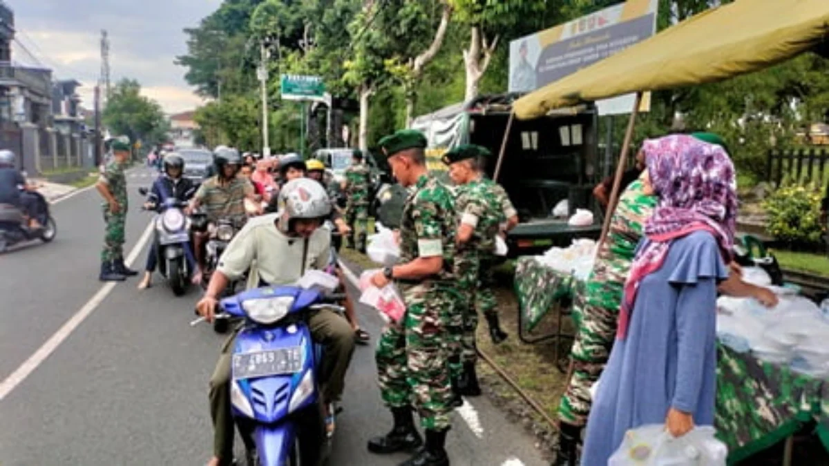 Brigif Raider 13/Galuh Rahayu berbagi makanan takjil kepada masyarakat di depan markasnya, Jumat (31/3/2023).