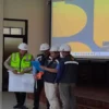 Pegawai DPUPRP Ciamis memperagakan bidang pekerjaan mereka di depan tamu yang hadir