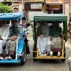 Pengantin Naik Becak