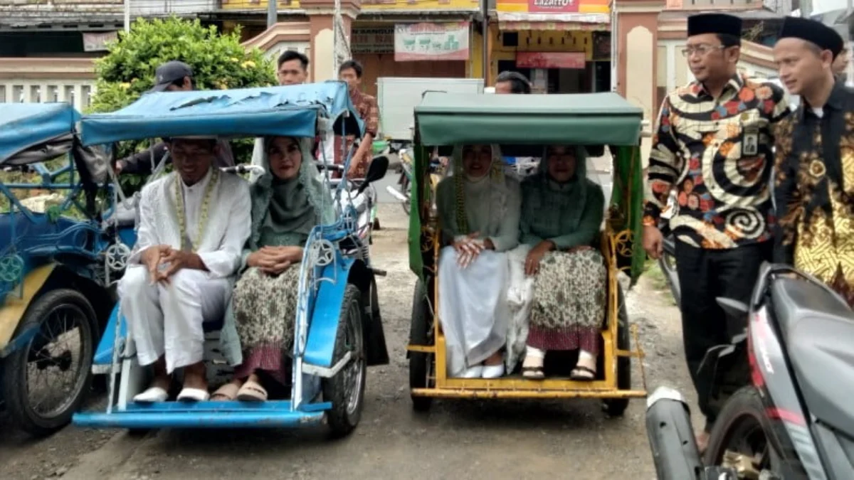 Pengantin Naik Becak