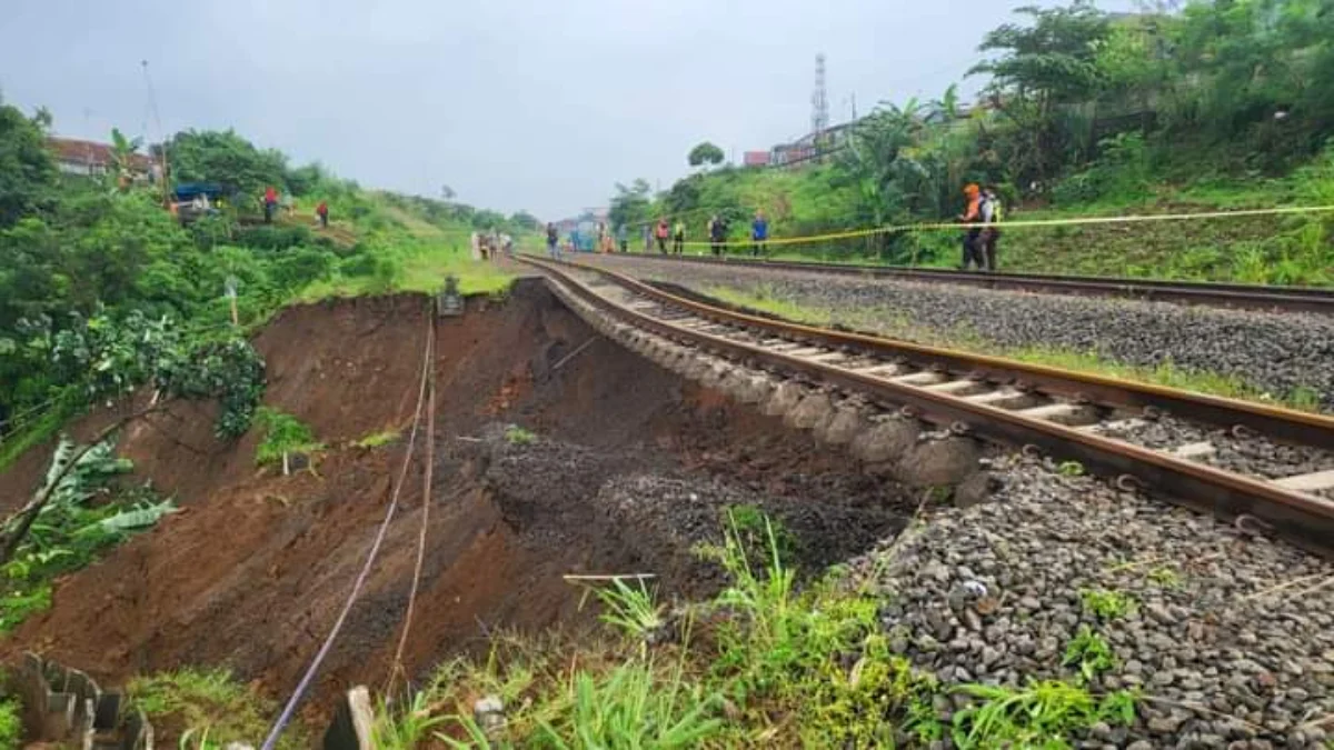 Longsor jalur kereta api bogor