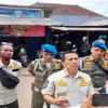 Kasi Pengawasan dan Penindakan Satpol PP Kota Tasikmalaya Junjun Junaedi memberi keterangan pada wartawan disela razia di salah satu rumah makan kemarin.