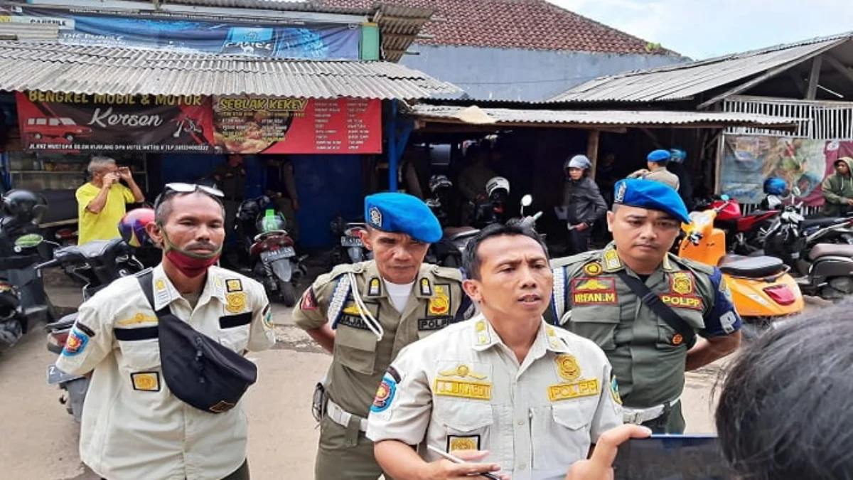 Kasi Pengawasan dan Penindakan Satpol PP Kota Tasikmalaya Junjun Junaedi memberi keterangan pada wartawan disela razia di salah satu rumah makan kemarin.