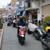 Kawasan pedestrian semakin semrawut dengan banyaknya motor yang parkir sembarangan.