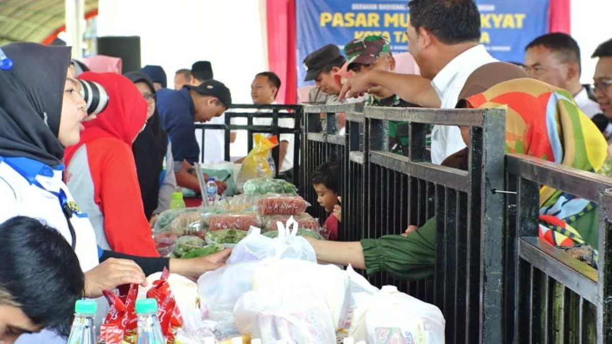 Para pedagang pasar murah melayani warga