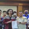 mahasiswa dan satpol pp menunjukkan nota kesepakatan tentang pengawalan pencegahan miras