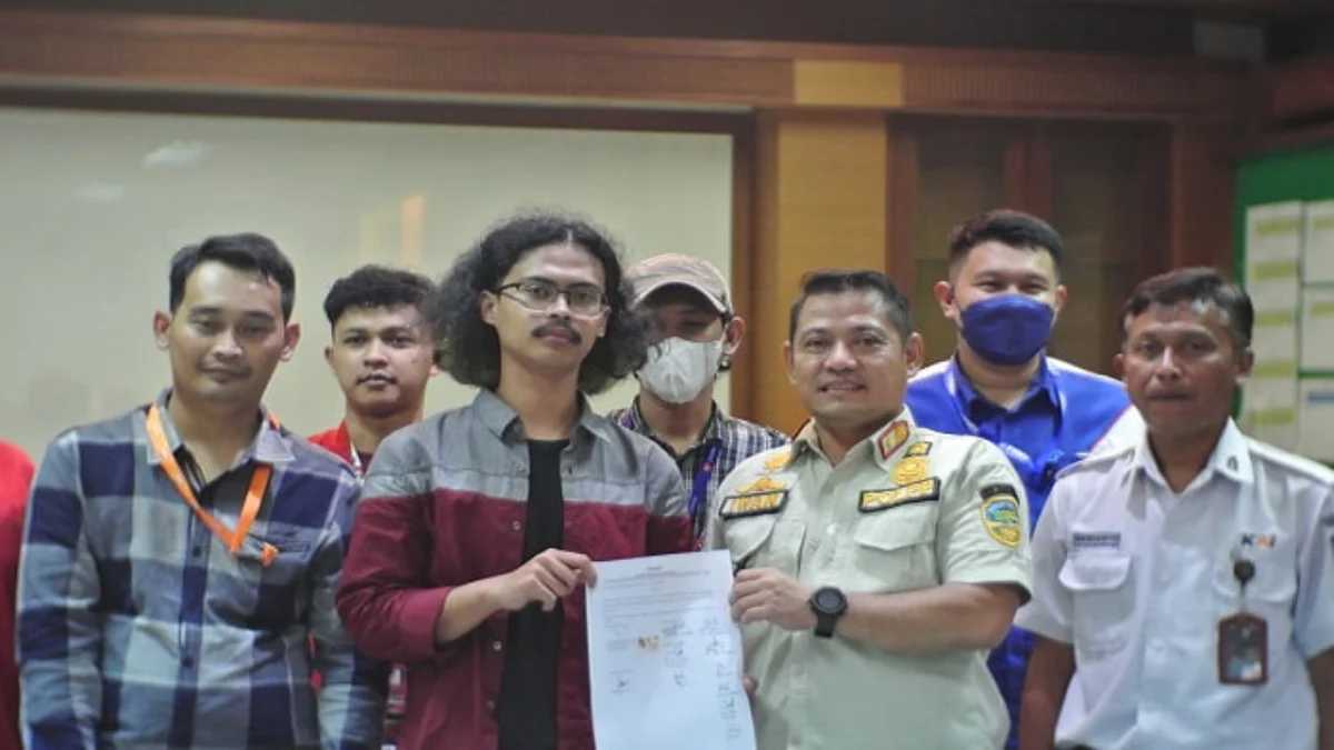 mahasiswa dan satpol pp menunjukkan nota kesepakatan tentang pengawalan pencegahan miras