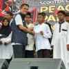 H Budi Mahmud memberi santunan saat acara milangkala skuteris di Indihiang