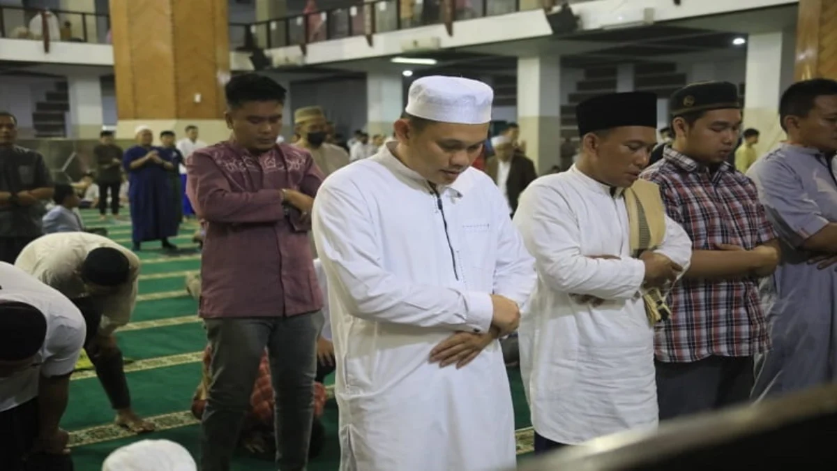 Pj Wali Kota Tasikmalaya Dr Cheka Virgowansyah melaksanakan tarawih perdana