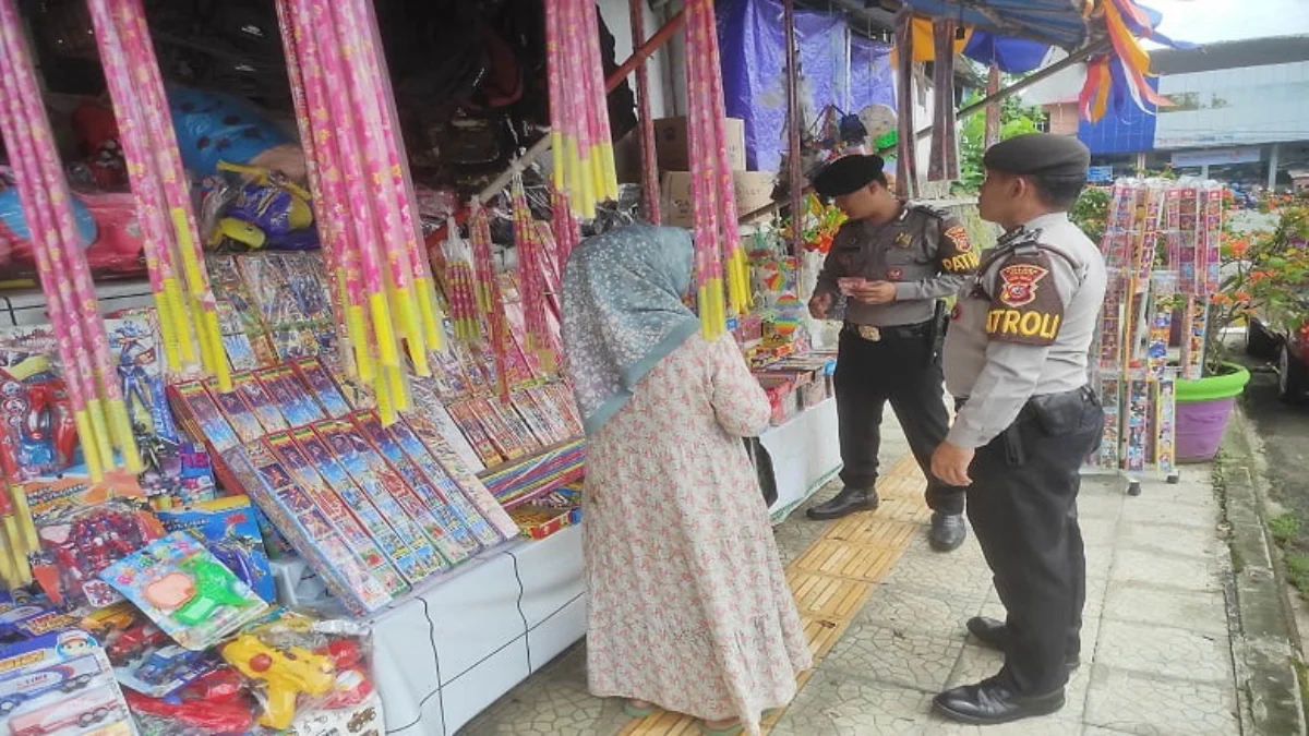 pedagang kembang api di sekitar terminal ciamis dirazia