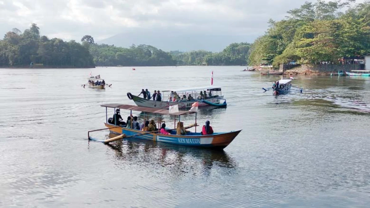 objek wisata alam situ gede di kota tasikmalaya.