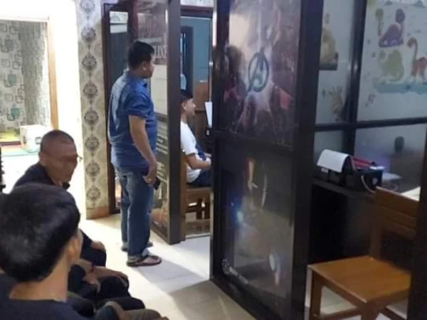Aksi viral pemgemudi karimun hancurkan kaca mobil swift gara-gara tak terima ditegur. PELAKU PERUSAKAN MOBIL