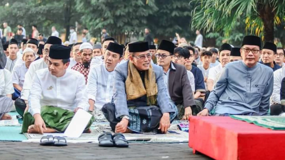 Bupati Ciamis Herdiat Sunarya mengikuti salat Idul Fitri di Alun-Alun Ciamis.