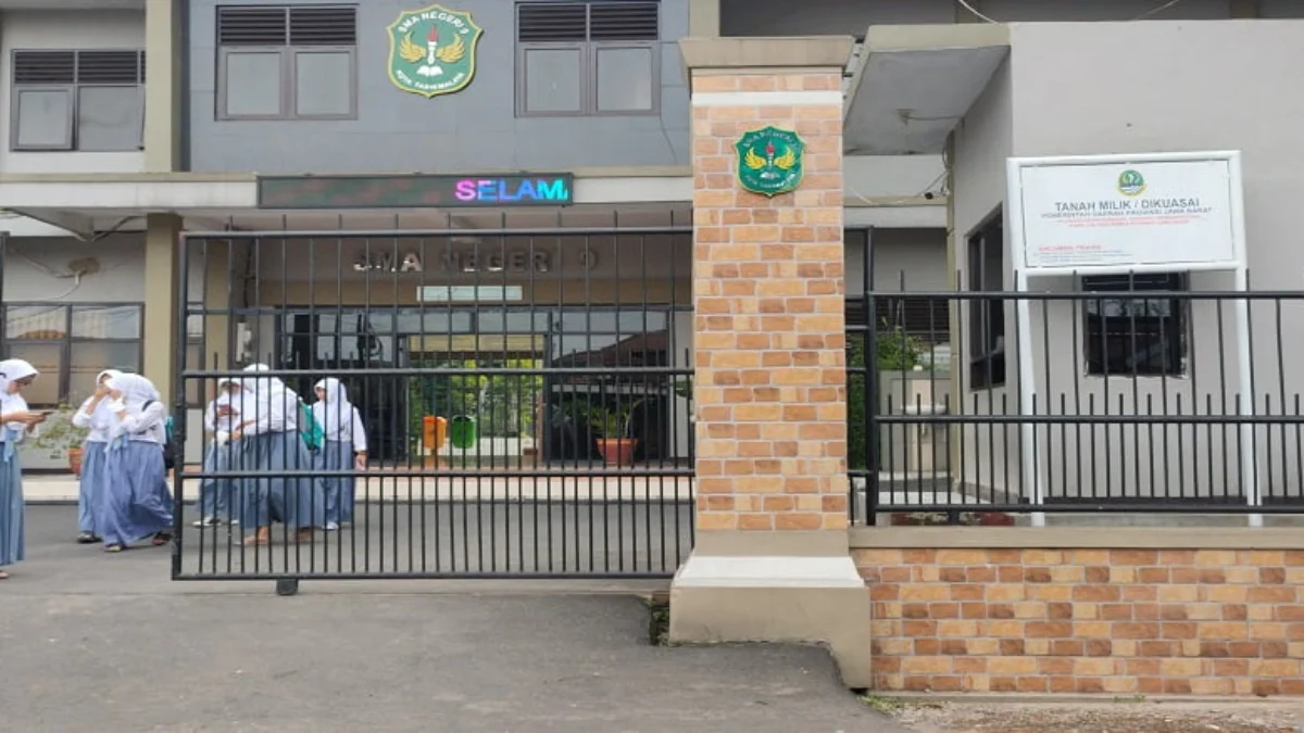 Wewenang pengelolaan SMA dan SMK dikembalikan ke daerah.