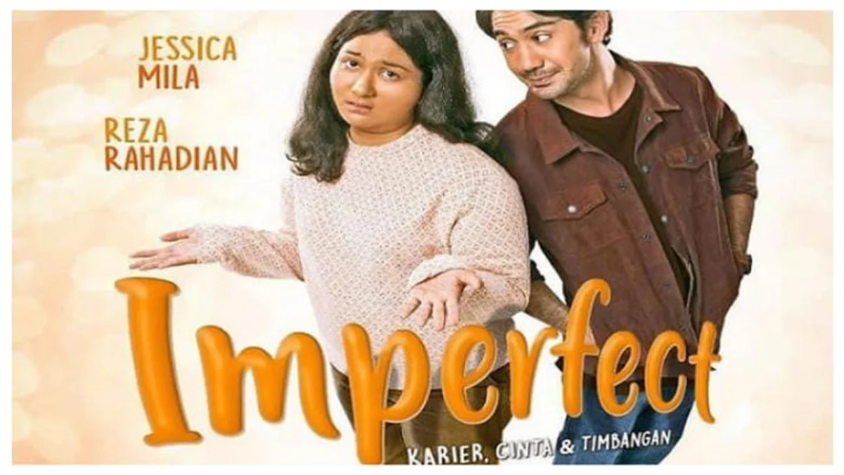 RADARTASIK.ID—Jadwal Acara RCTI hari Senin, 24 April 2023, Ada Film Spesial Lebaran Me Vs Mami dan Imperfect. Kali ini akan kami sajikan Jadwal program acara RCTI pada tulisan kali ini, dari sinetron unggulan, entertainment hingga film spesial Lebaran. Ada yang spesial dari acara RCTI hari Senin, 24 April 2023 yaitu film spesial Lebaran Me Vs Mami yang tayang pukul 12.00 WIB dan Imperfect tayang pukul 14.00 WIB Film Spesial Lebaran Me vs Mami merupakan film drama komedi keluarga yang mengaadaptasi FTV berjudul sama. Film rilis pada 20 Oktober 2016 ini merupakan produksi dari MNC Pictures dan menghadirkan Cut Mini Theo dan Irish Bella sebagai pemeran utama yang memerankan Ibu dan anak. Film ini bercerita tentang hubungan anak dan ibu yaitu Mira (Irish Bella) dan Maudy (Cut Mini) yang kurang baik satu sama lain. Namun sebuahn perjalanan membuat hubungan anak dan ibu ini berangsur membaik dengan segala dinamika yang terjadi. Setelah tayangan film Me Vs Mami lanjut dengan film Imperfect yang tayang pukul 14.00 WIB, yaitu film bergenre drama percintaan yang rilis tahun 2019. Film besutan sutradara Ernest Prakasa ini merupakan film yang mengadaptasi novel berjudul Imperfect: A Journey to Self-Acceptance karya Meira Anastasia, istri Ernest sendiri. Tayangan Film ini menghadirkan bintang papan atas Jessica Mila dan Reza Rahadian dan tayang perdana pada 19 Desember 2019. Imperfect menceritakan kisah Rara (Jessica Mila) yang mengalamai tekakan perundungan dan celaan fisik karena fisik yang berbeda dengan sang adik yang good looking. Rara bertubuh gendut dan berkulit legam warisan gen sang ayah, Hendro (Kiki Narendra), sementara Lulu begitu langsing dan berkulit putih mulus mengikuti gen ibu mereka seorang model sukses di era 90-an bernama Debby (Karina Suwandi). Sinetron Jangan Bercerai Bunda yang menjadi salah satu sinetron unggulan RCTI tayang pukul 20.45 WIB, dengan menghadirkan artis kawakan Revalina S. Temat. Sedangkan sinetron Kesetiaan Janji Cinta adalah sinetron Indonesia produksi MNC Pictures yang tayang perdana 6 Maret 2023. Sinetron ini tayang pukul 22.45 WIB yang merupakan sinetron berdasarkan novel Bahagia Usai Bercerai karya Dwi Indrawati. Bunga Zainal, Adly Fayruz, dan Panji Saputra akan membintangi sinetron besutan sutradara Indrayanto Kurniawan ini. Berikut jadwal lengkap program acara RCTI Senin, 24 April 2023, melansir laman resmi MNC Vision (www.mncvision.id): 02:00 Preman Pensiun S5 03:45 Kultum 04:00 Seputar iNews Pagi (L) 05:30 Sergap 06:15 Go Spot 08:00 Trending Banget Loh (TBL) 09:30 Silet 11:30 Seputar iNews Siang (L) 12:00 Me Vs Mami 14:00 Imperfect 16:15 9 Bulan 19:15 Ikatan Cinta 20:45 Jangan Bercerai Bunda 22:45 Kesetiaan Janji Cinta 23:45 Cintaku Padamu Sudah Cukup... Itulah jadwal tayang program acara RCTI Senin, 24 April 2023, menghadirkan program-program unggulan dan film Spesial Lebaran Me Vs Mami dan Imperfect. Jadwal acara RCTI tersebut sewaktu-waktu bisa saja mengalami perubahan dengan atau tanpa ada pemberitahuan.*** Jadwal Acara RCTI Senin 24 April 2023