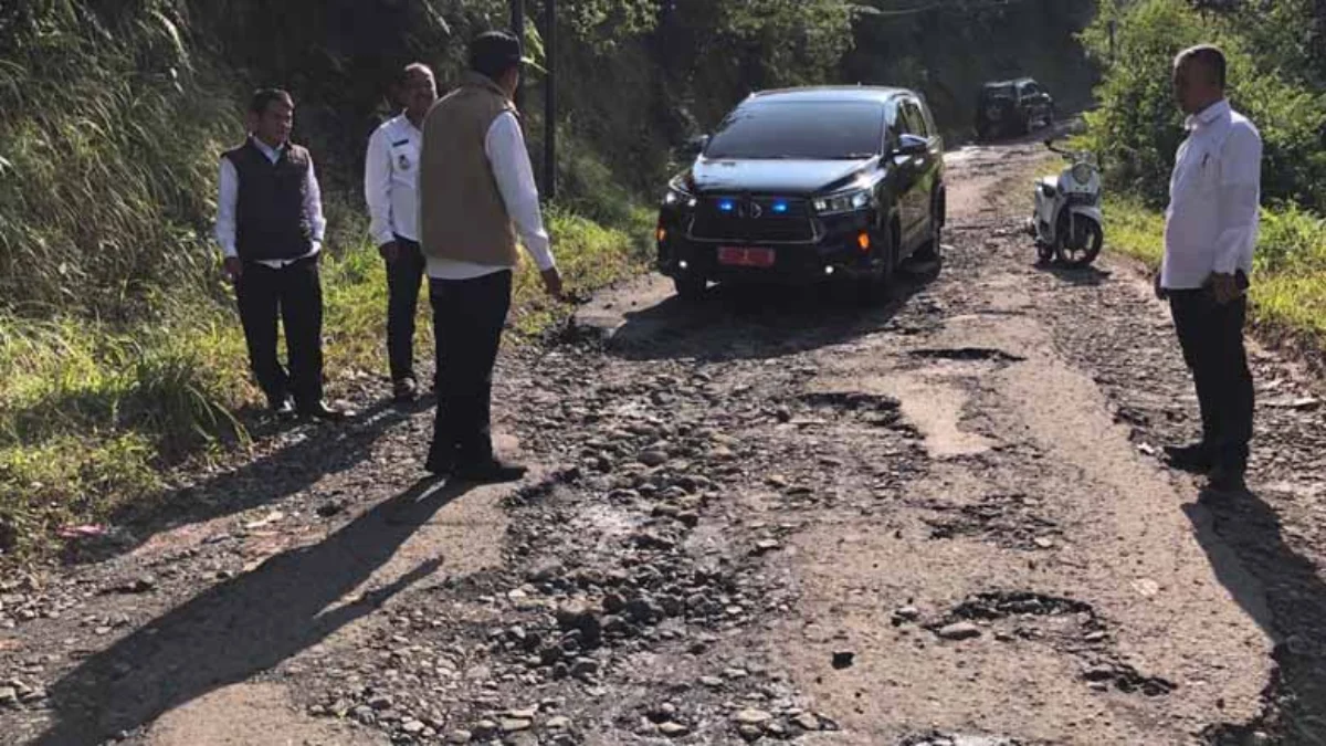 Jalan Rusak di Garut