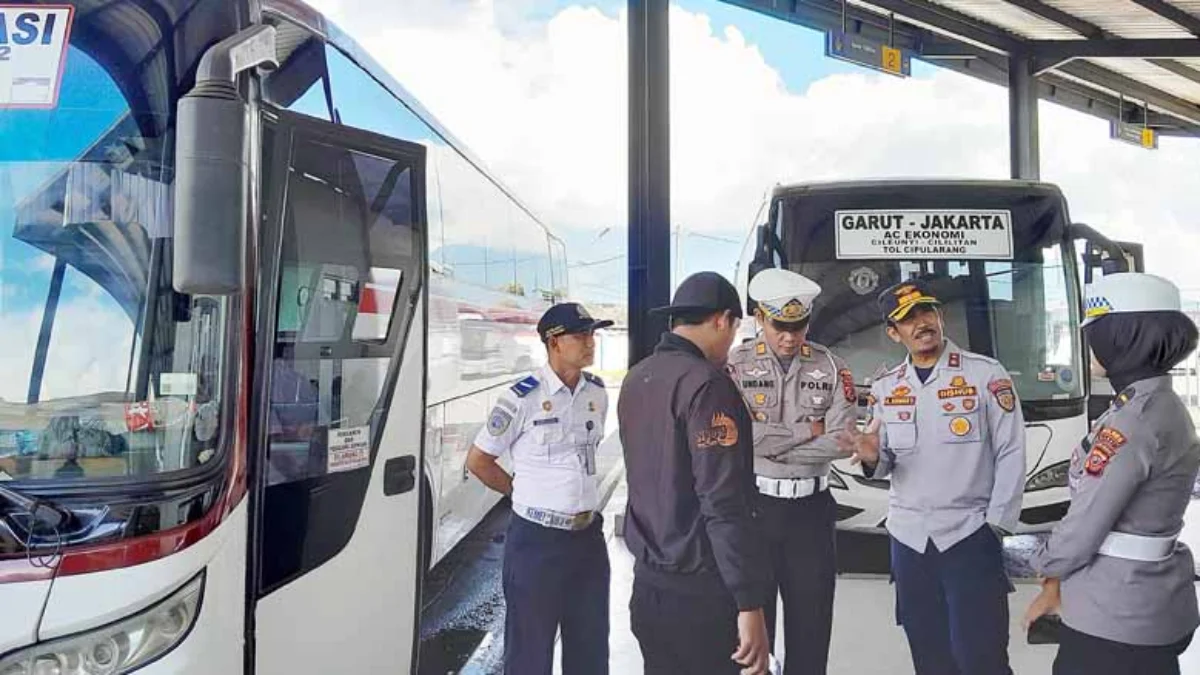 Armada Bus di Terminal Guntur