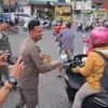 Satpol pp kota tasikmalaya bagi-bagi takjil