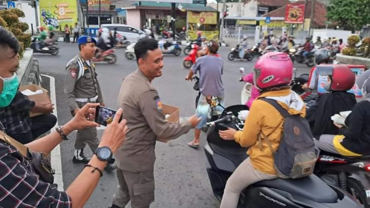 Satpol pp kota tasikmalaya bagi-bagi takjil