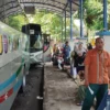 sejumlah calon penumpang sempat menunggu bus yang terjebak di nagreg