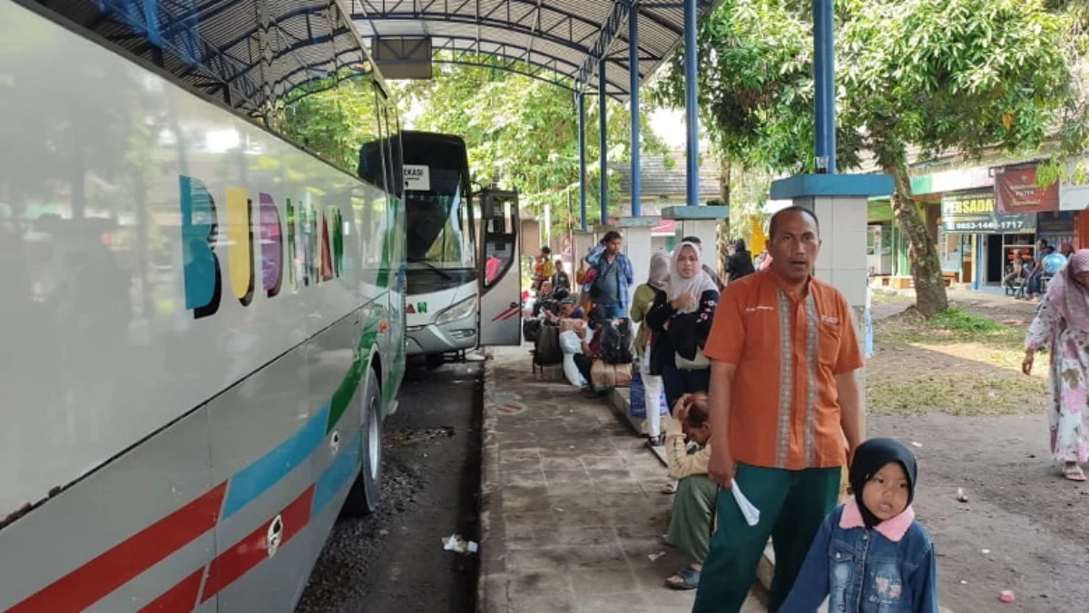 sejumlah calon penumpang sempat menunggu bus yang terjebak di nagreg