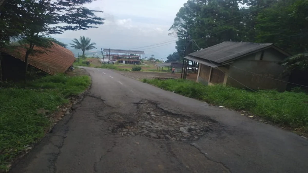 Jalan Tanjakan Jahim Rusak Parah