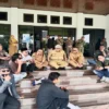 Kepala Badan Kepegawaian Pemkot Tasikmalaya Gungun Pahlaguna mendengarkan aspirasi masa soal jabatan pns. Firgiawan/radartasik.id