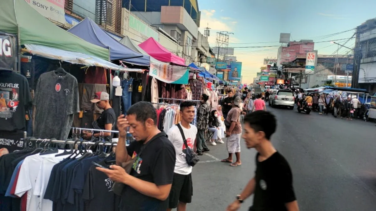 lahan parkir di kawasan HZ Mustofa habis oleh lapak pedagang musiman