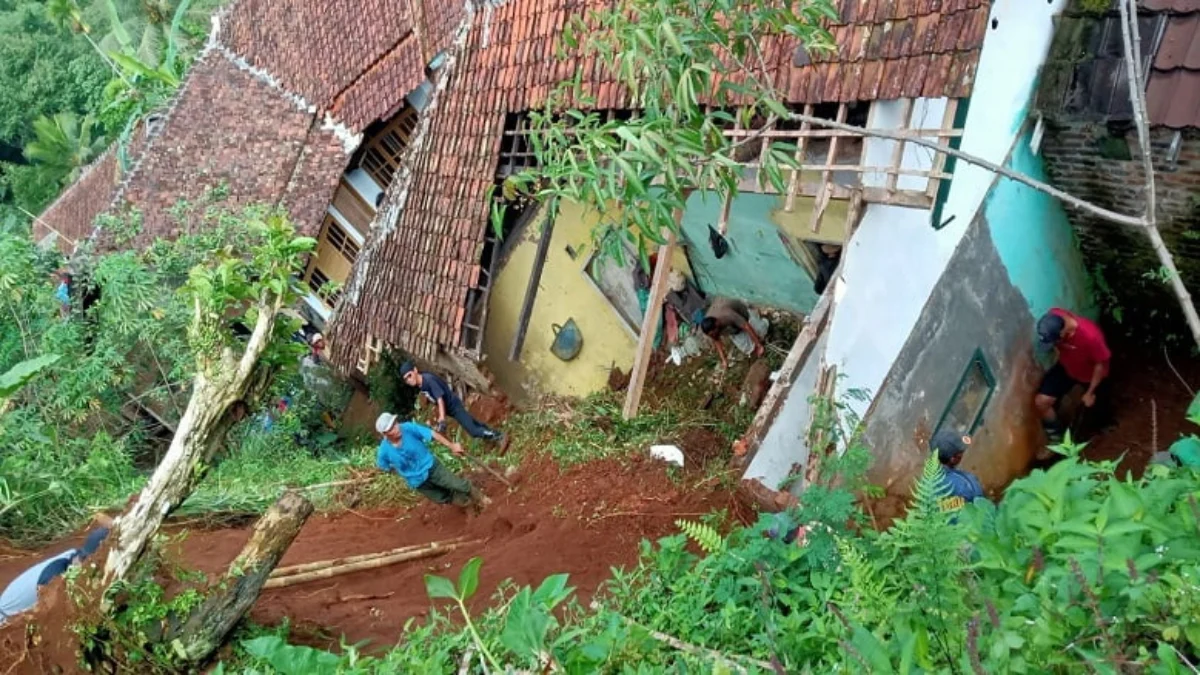 Rumah Sapri tertimpa longsor